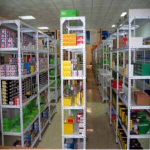 Estantería con tornillos